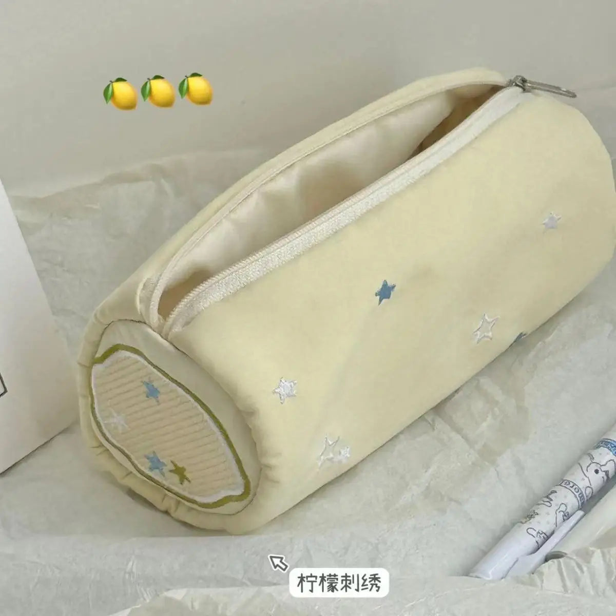 Trousse Kawaii Cylindrique – Grande Capacité en Tissu Doux Rose Pastel