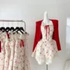 Ensemble Romantique : Robe Florale Douce & Cardigan Rouge Tendance - Votre Look Prairie Chic Rêvé !