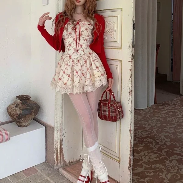 Ensemble Romantique : Robe Florale Douce & Cardigan Rouge Tendance - Votre Look Prairie Chic Rêvé !