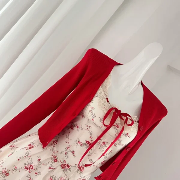 Ensemble Romantique : Robe Florale Douce & Cardigan Rouge Tendance - Votre Look Prairie Chic Rêvé !