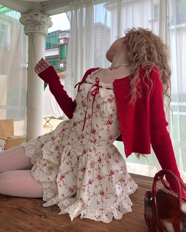 Ensemble Romantique : Robe Florale Douce & Cardigan Rouge Tendance - Votre Look Prairie Chic Rêvé !