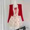 Ensemble Romantique : Robe Florale Douce & Cardigan Rouge Tendance - Votre Look Prairie Chic Rêvé !