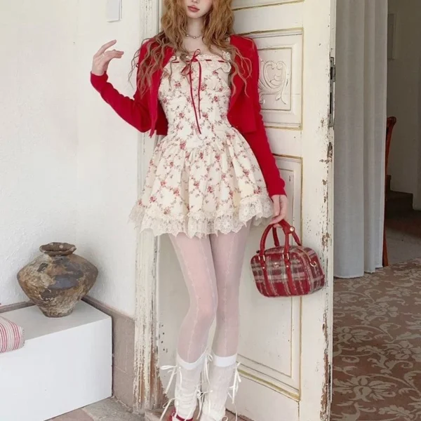 Ensemble Romantique : Robe Florale Douce & Cardigan Rouge Tendance - Votre Look Prairie Chic Rêvé !